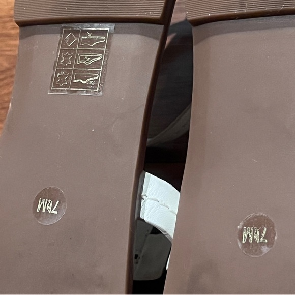 Tory Burch Flat Thong Sandals - Phoebe in EXCELLENT condition! Only worn once! - Picture 15 of 16